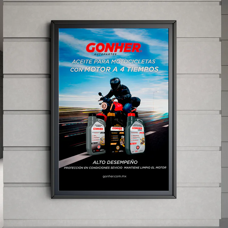 Cartel de Gonher Autopartes con aceites para motocicletas, aplicado en un marco para punto de venta