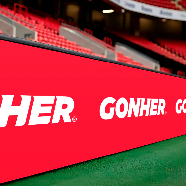 Aplicación de la marca Gonher en una valla publicitaria de estadio
